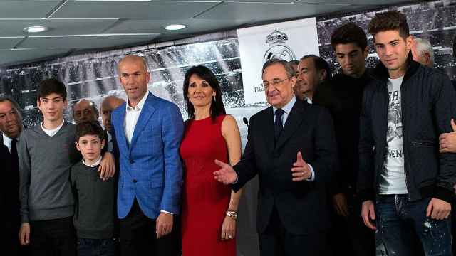 Zidane posa con su familia durante la presentación como entrenador