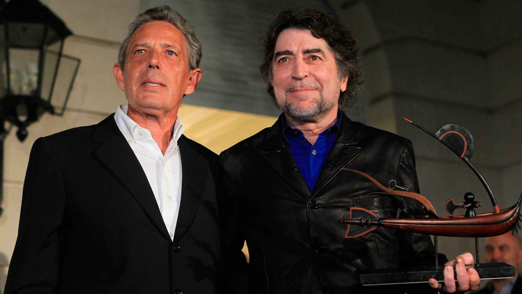Rafael Estrella en su época de embajador en Argentina entregando un premio a Joaquín Sabina.