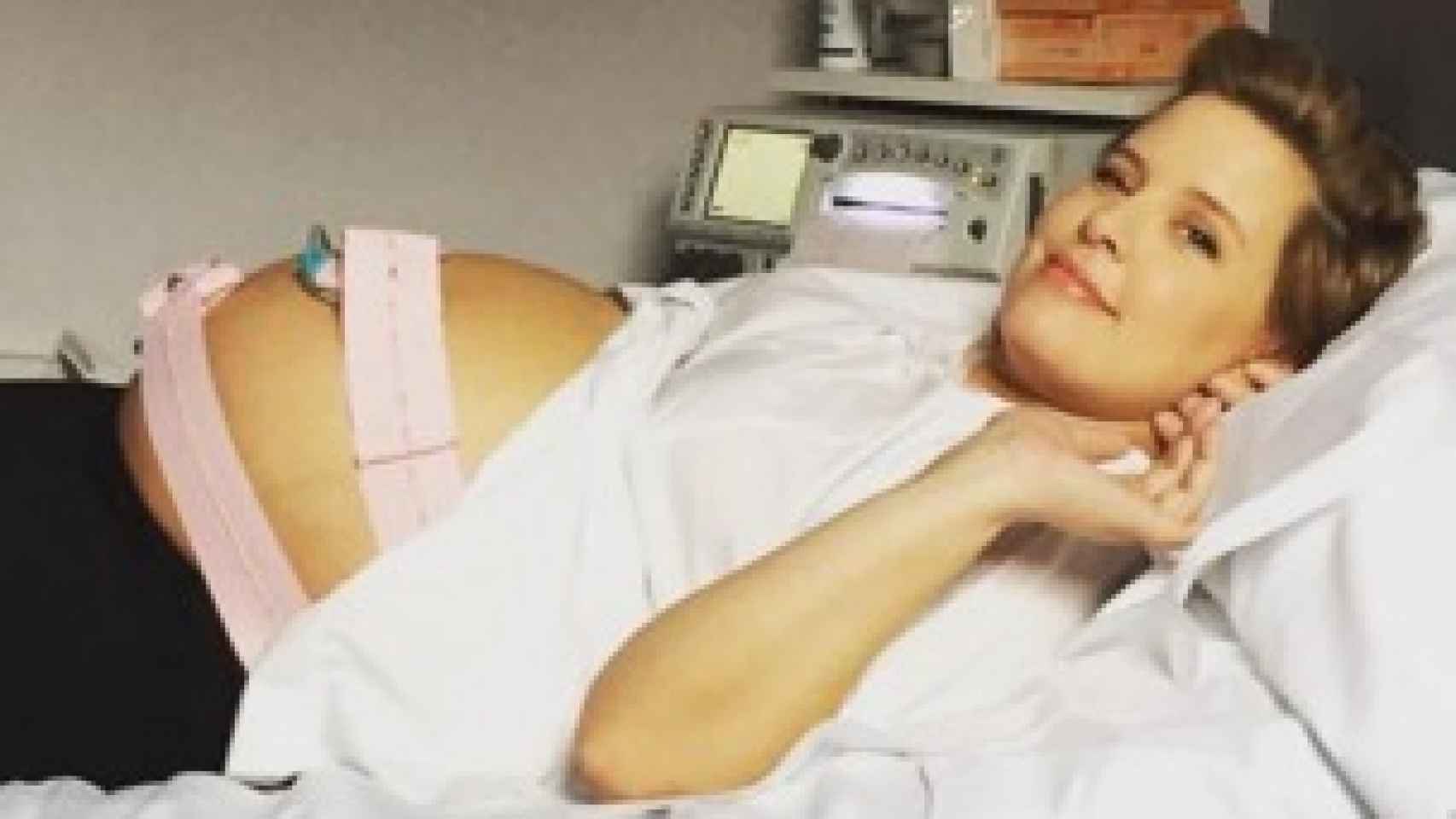 Tania Llasera antes de dar a luz en el hospital