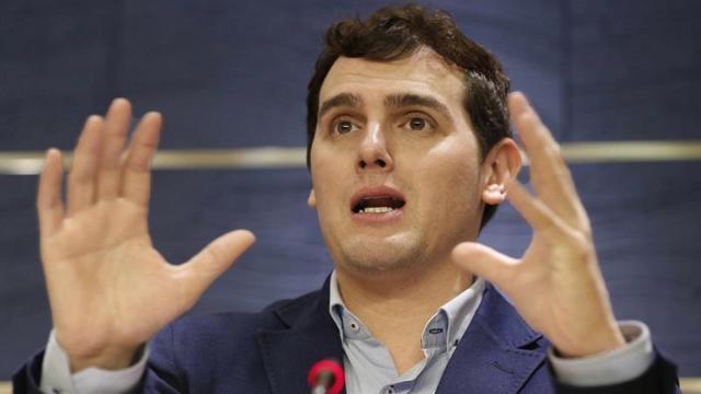 El presidente de Ciudadanos, Albert Rivera, durante su primera rueda de prensa en el Congreso tras el arranque el día anterior de la undécima legislatura.