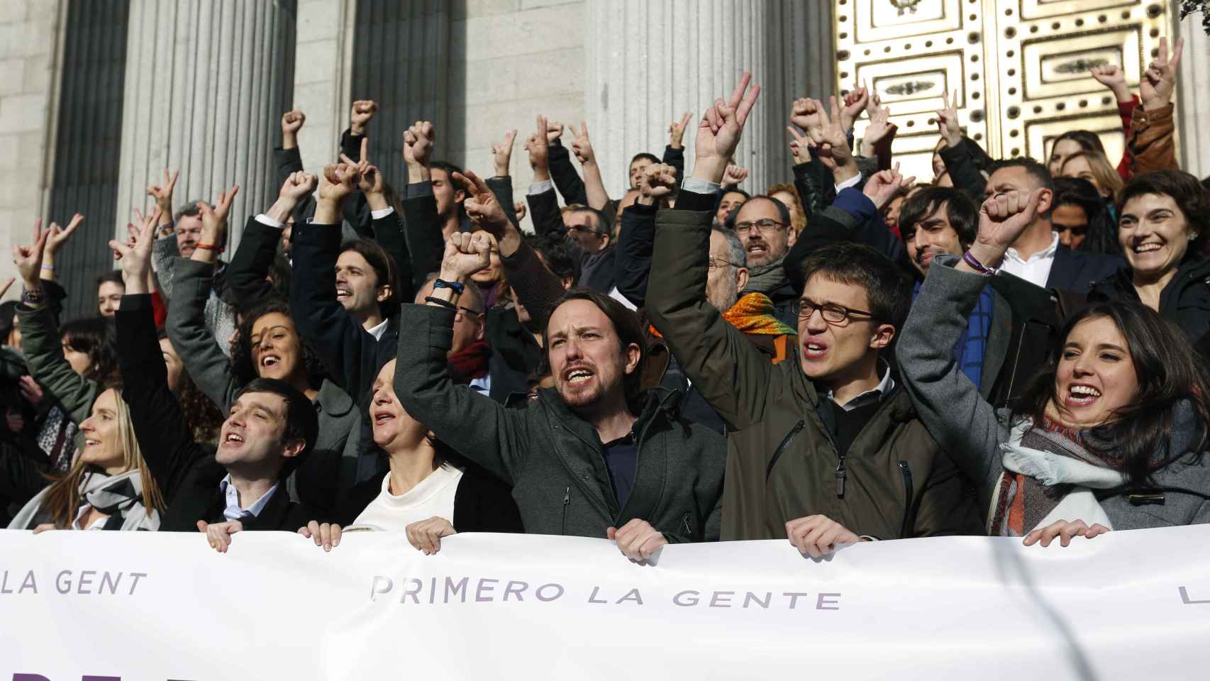 Miembros de Podemos en las escalinatas del Congreso de los Diputados en Madrid.