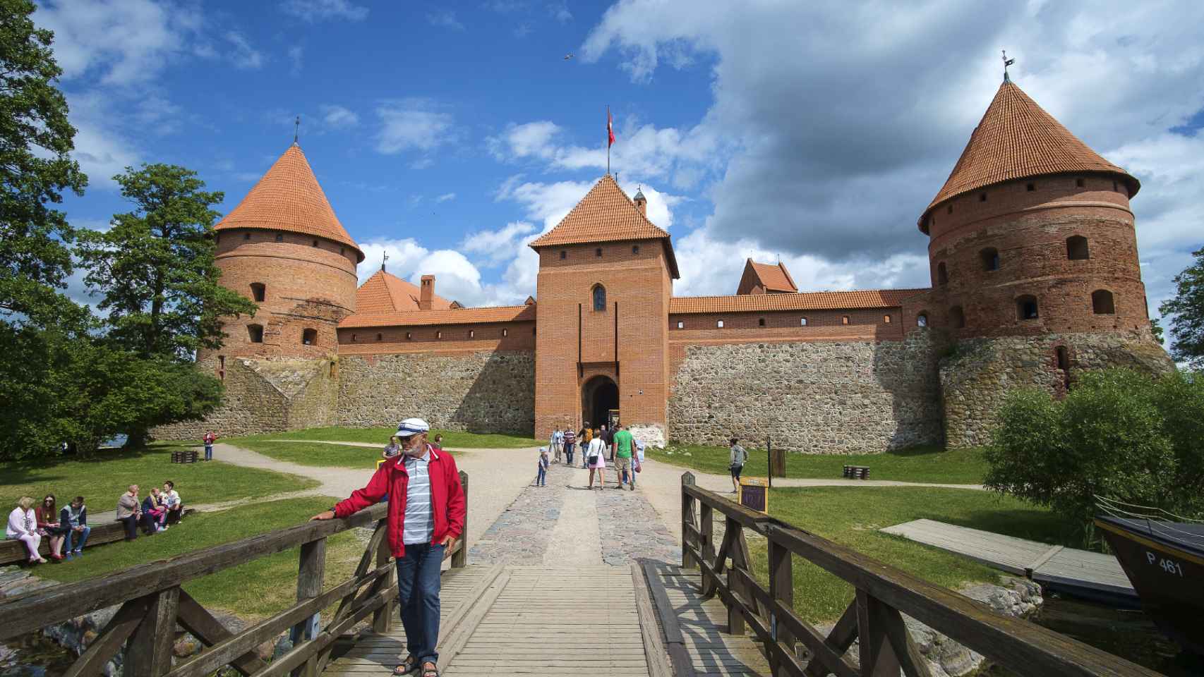 Un castillo gótico de ladrillo rojo sobre una de las islas del lago Galvė.