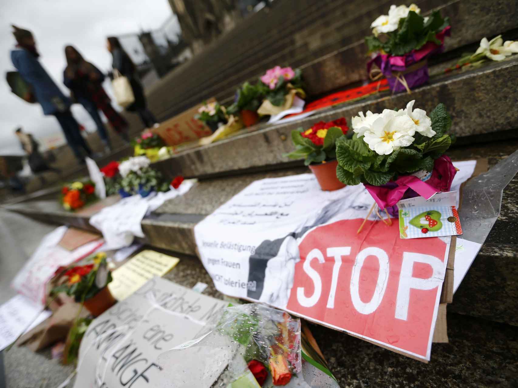 Flores en la plaza donde asaltaron a docenas de mujeres en Colonia/Wolfgang Rattay/Reuters