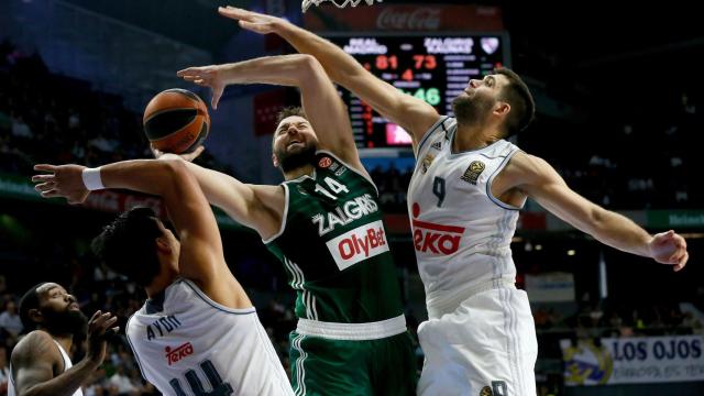 Vougiokas lucha por la posesión ante Reyes y Ayón durante el Madrid-Zalgiris.