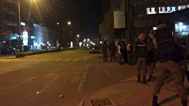 burkinaSoldados en las proximidades del hotel de Uagadugú, donde se han atrincherado los terroristas. Reuters