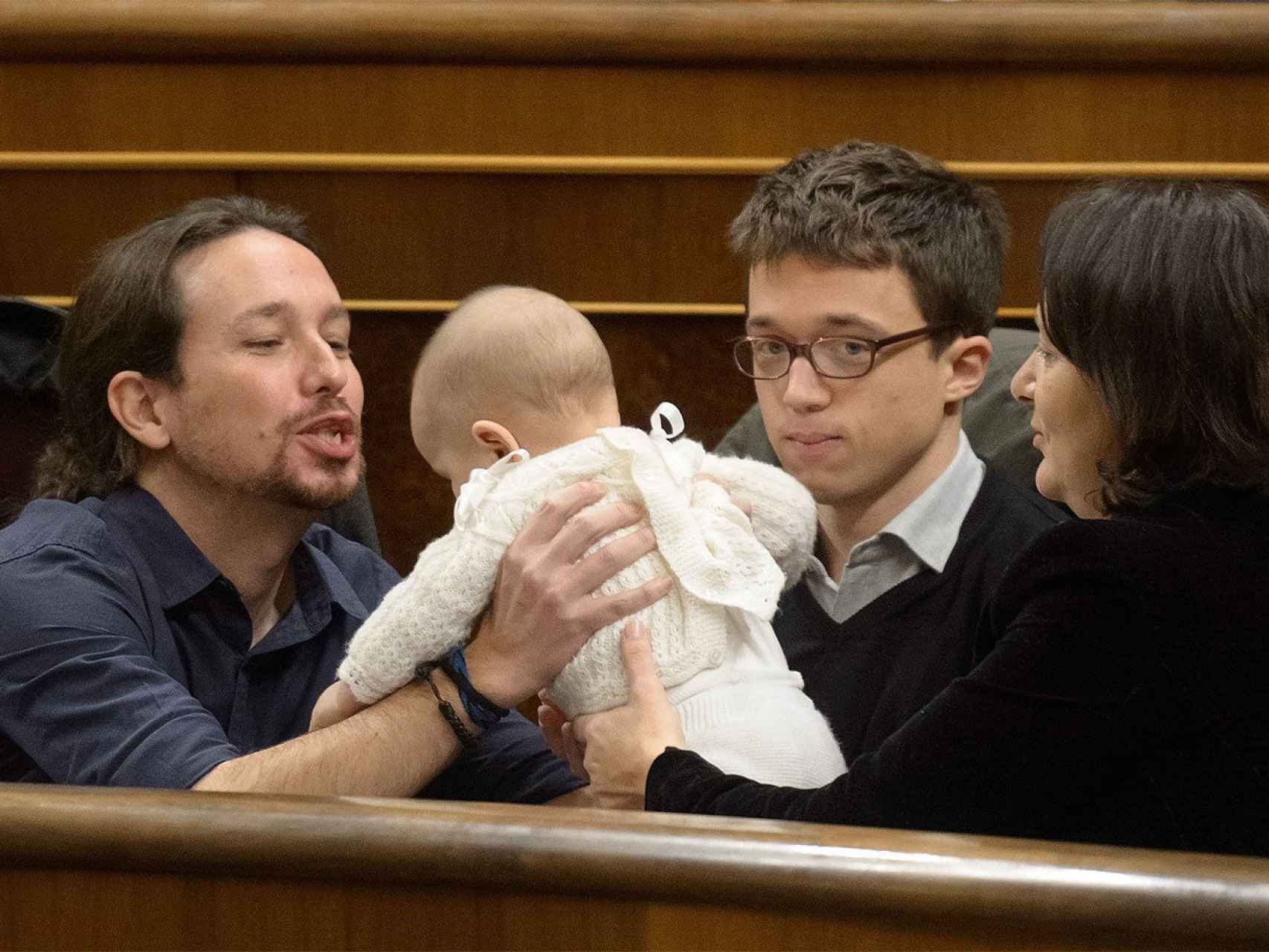 Pablo Iglesias toma en sus manos a la bebé de Bescansa.