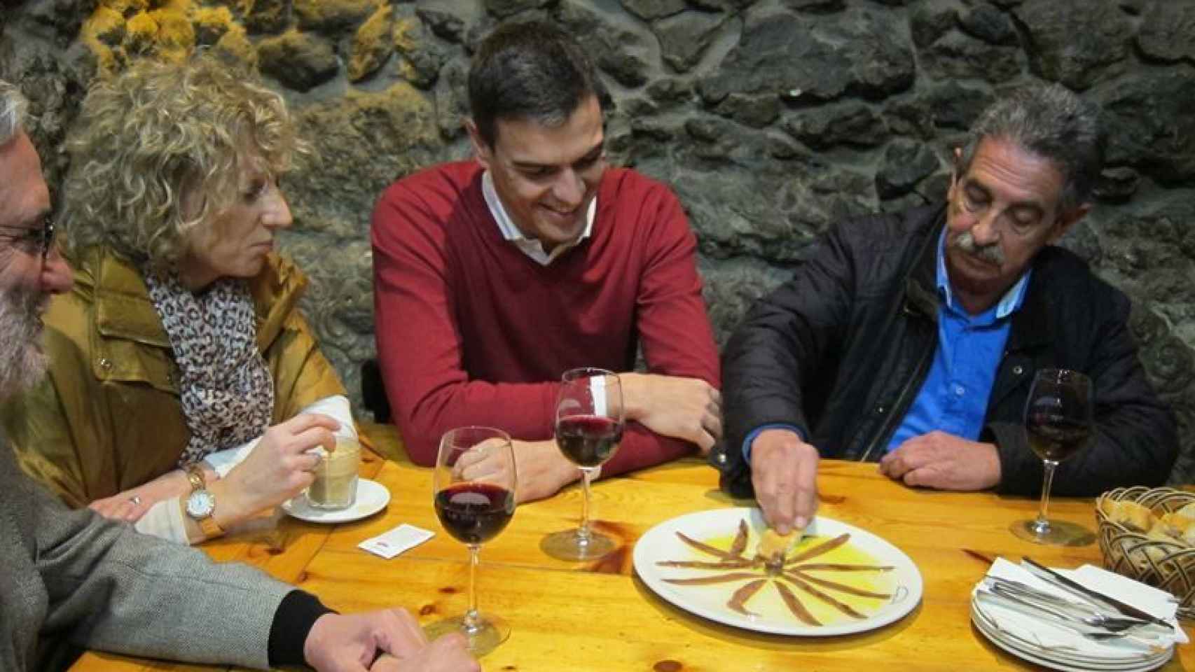 Pedro Sánchez degusta queso y anchoas en Santander, junto a Miguel Ángel Revilla