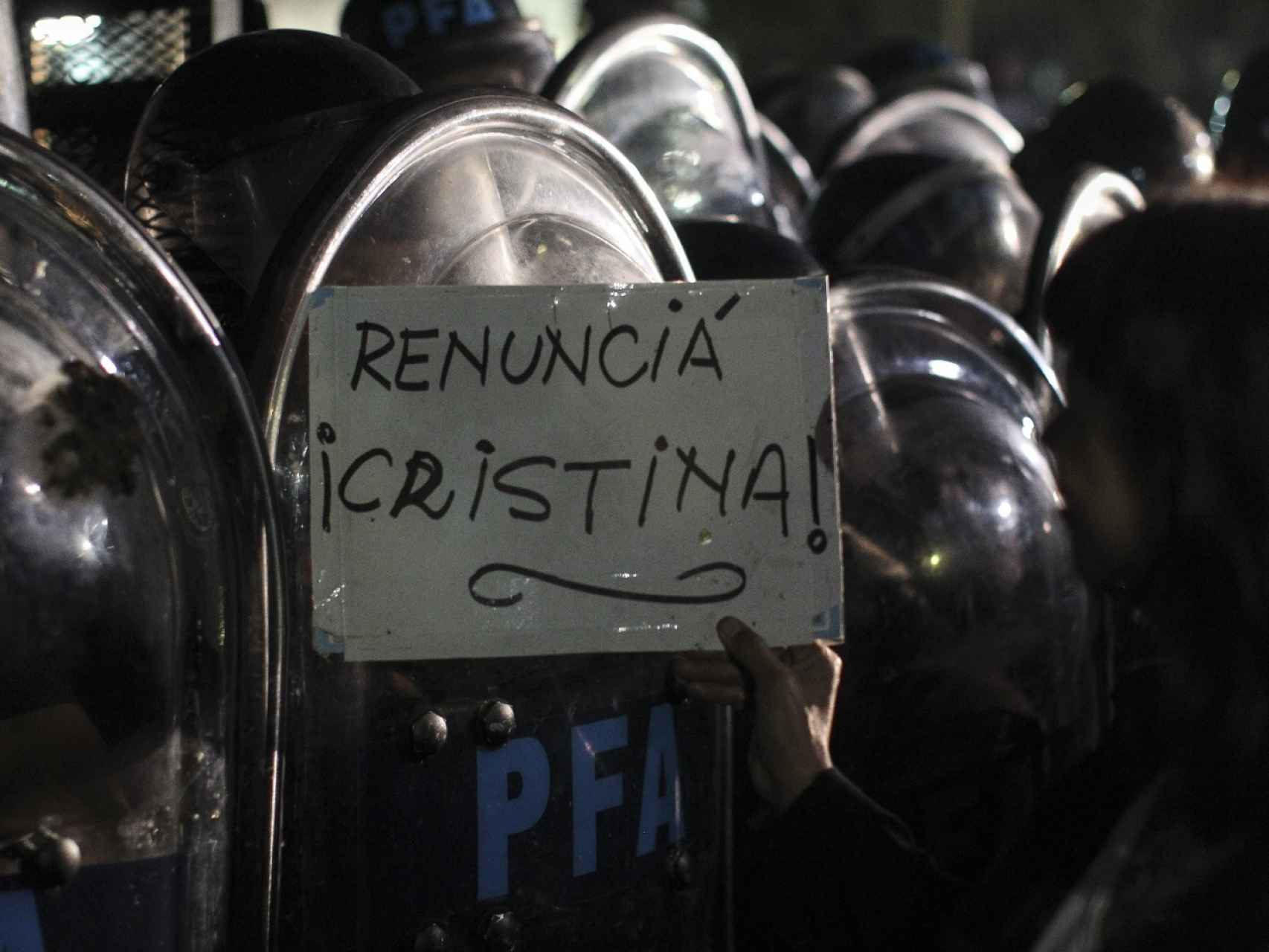 Un grupo se enfrenta con la policía en Buenos Aires, para protestar por la muerte de Nisman