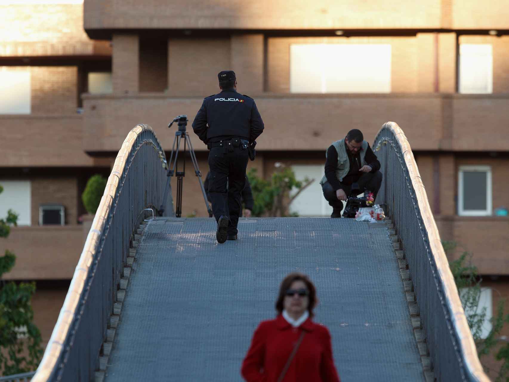 Un policía pasea en la escena del crimen el 13 de mayo de 2014 en León.