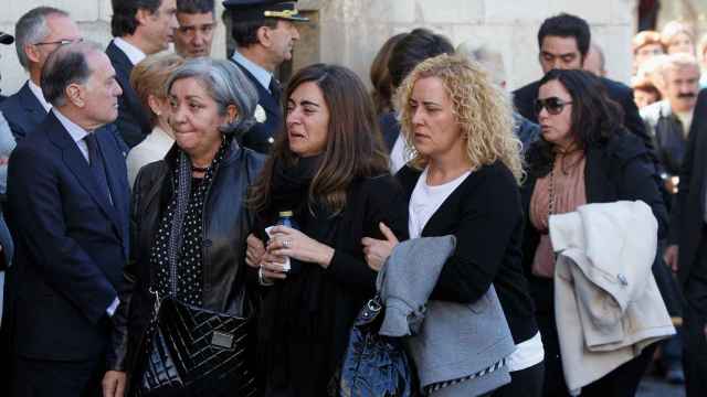 La hija de Carrasco (centro)  y otros familiares en el día del funeral en mayo de  2014.