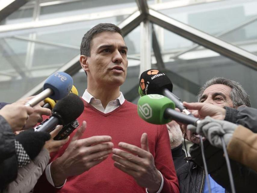 Pedro Sánchez atiende a los medios/Pedro Puente Hoyos/EFE