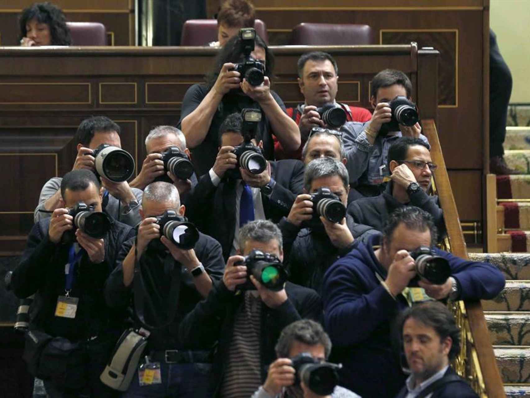 Periodistas gráficos en el hemiciclos del Congreso de los Diputados/Sergio Barrenechea/EFE