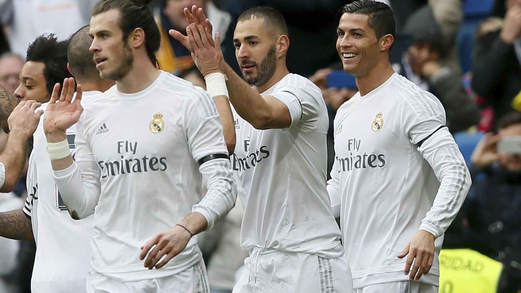 Los jugadores del Real Madrid celebran el segundo gol de Benzema.