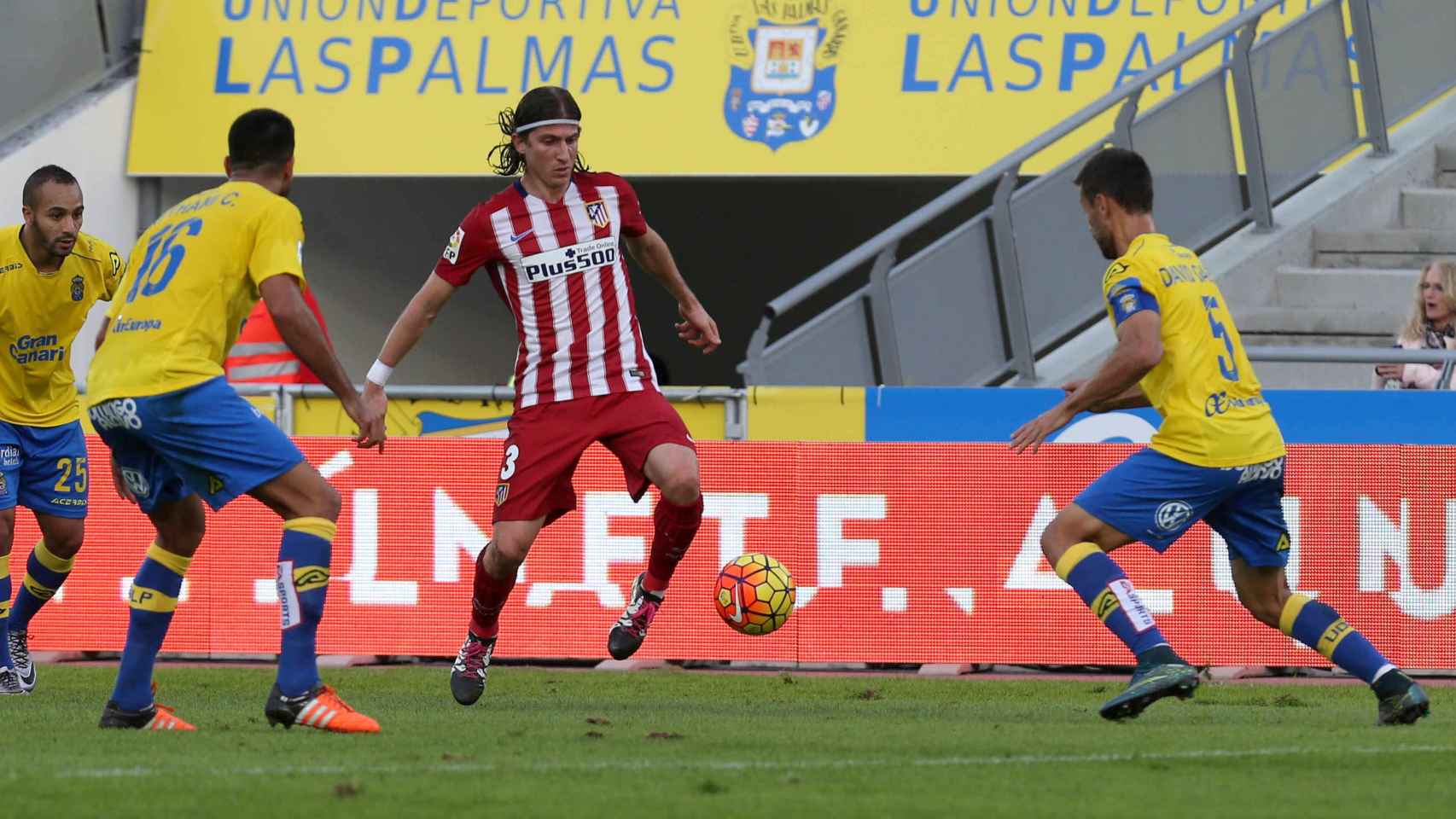Filipe Luis controla un balón ante Las Palmas.