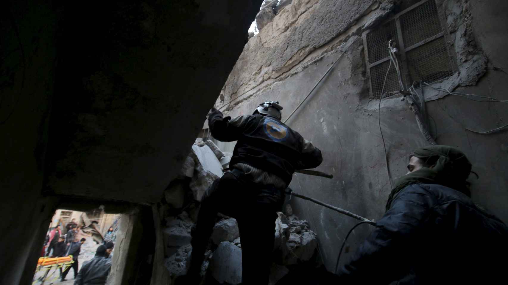 Ciudadanos sirios inspeccionan los restos de un bombardeo.
