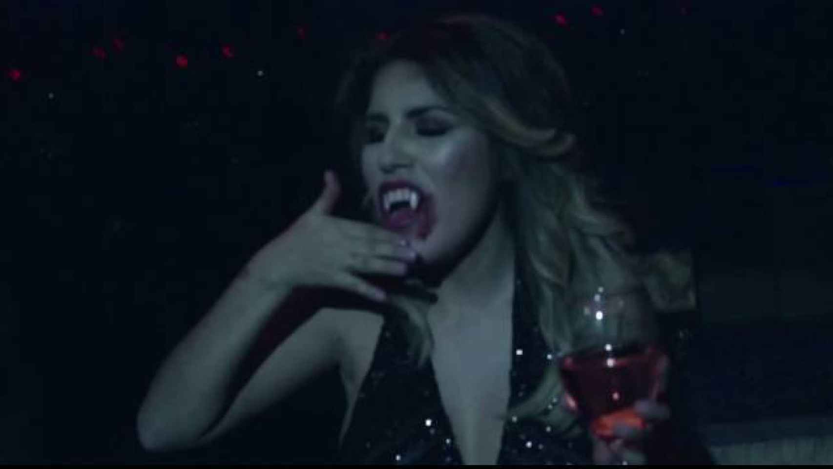 Chabelita Rivera disfrazada de vampiro para el videoclip de Kiko Rivera