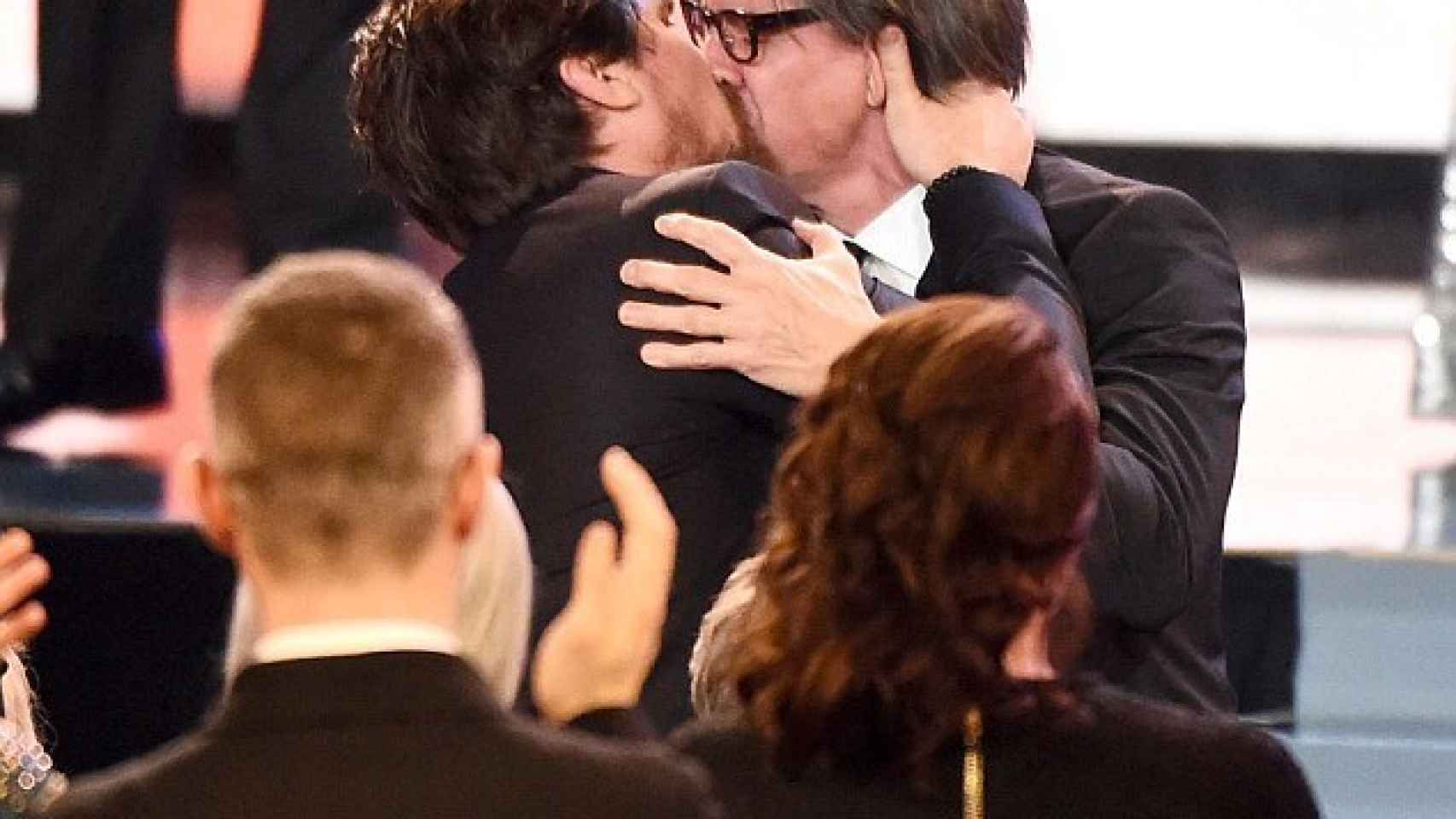 Christian Bale besa a Charles Randolph en el escenario de los Critics' Choice Awards