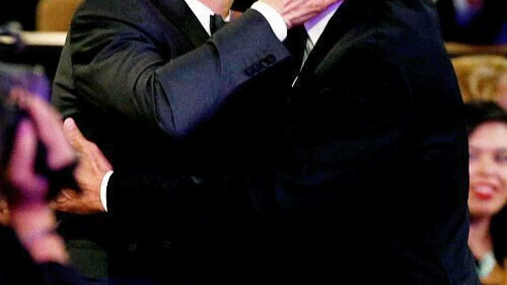 Matt Bomer besa a su marido Simon en los Critical Choice Awards de 2014