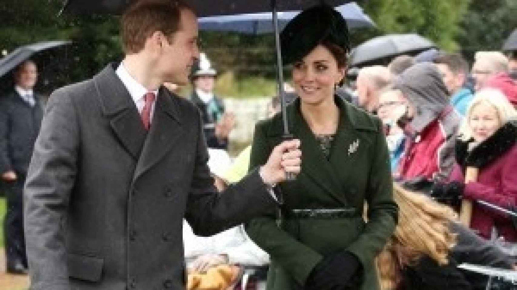 Kate Middleton con abrigo verde de Sportmax valorado en 1.200 euros