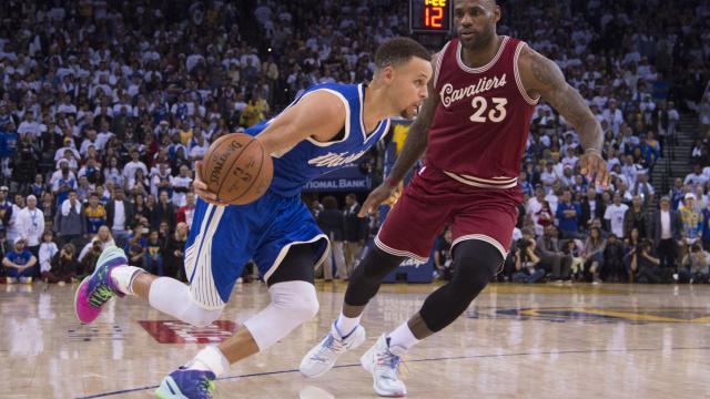 Curry ante LeBron James en un partido de NBA