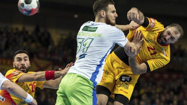 Joan Cañellas arma el brazo para marcar un gol.