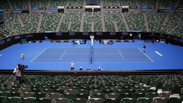 Tenistas practican durante un entrenamiento previo al Abierto de Australia.