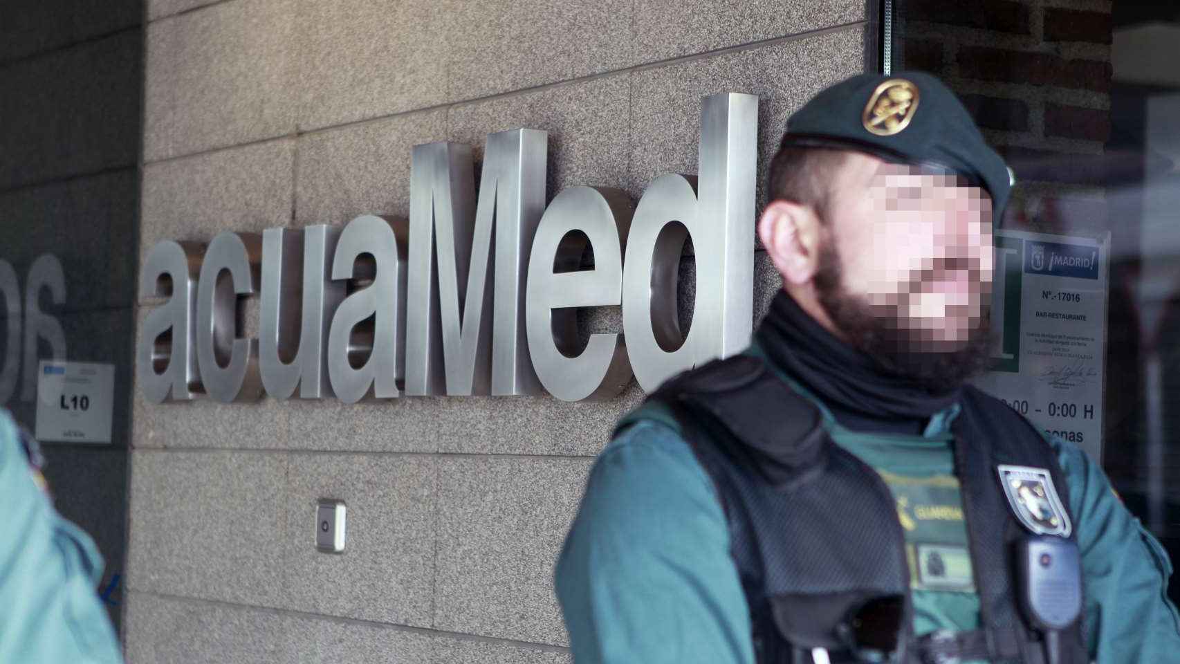 Un agente de la Guardia Civil en la sede de Acuamed en Madrid.