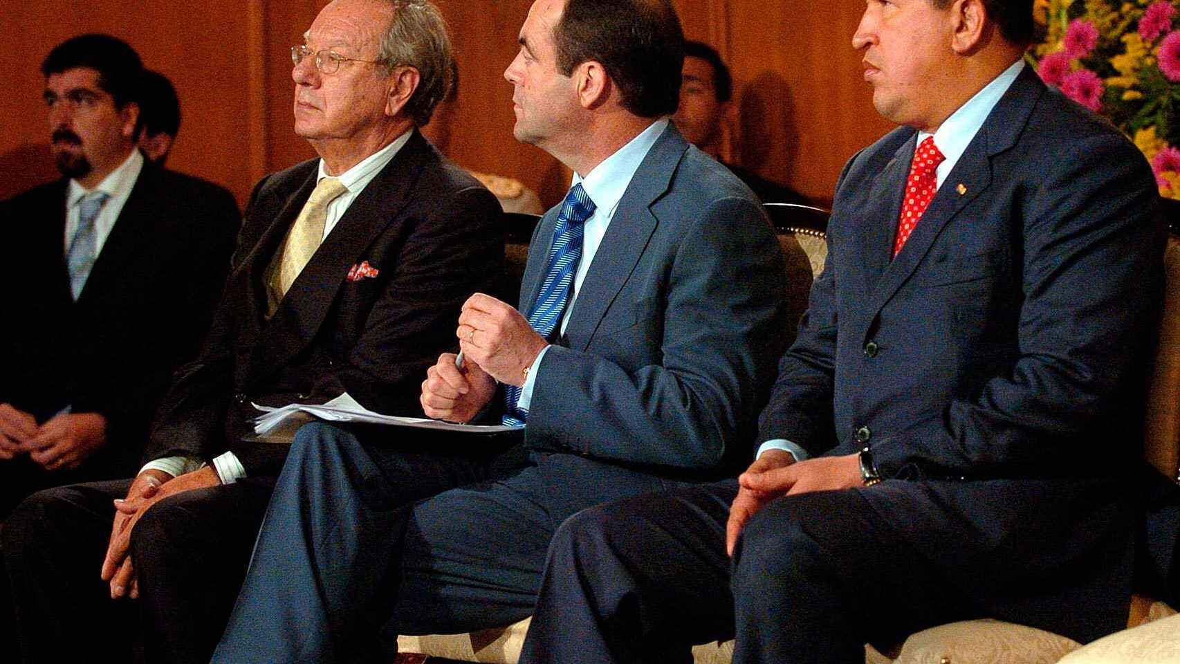 El expresidente de Venezuela, Hugo Chavez junto a José Bono al entonces embajador de España en Venezuela, Raúl Morodo.