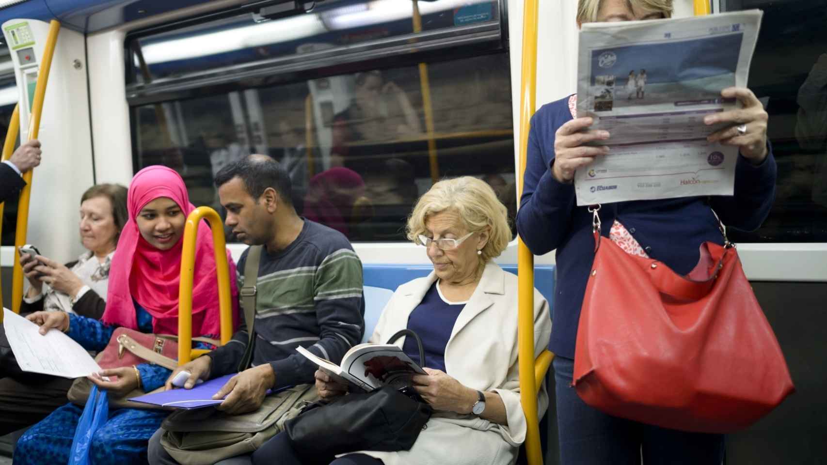 La alcaldesa de Madrid, Manuela Carmena, viaja en metro.