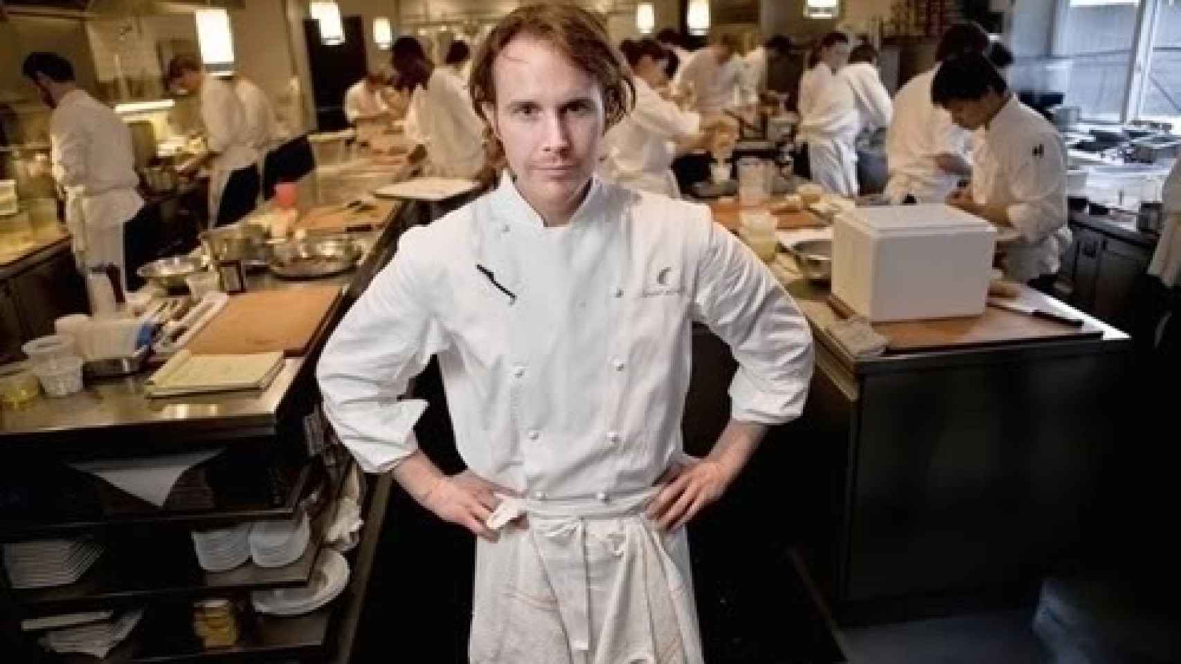 El chef Grant Achatz posa en Alinea, su restaurante de Chicago, el mejor de EE.UU