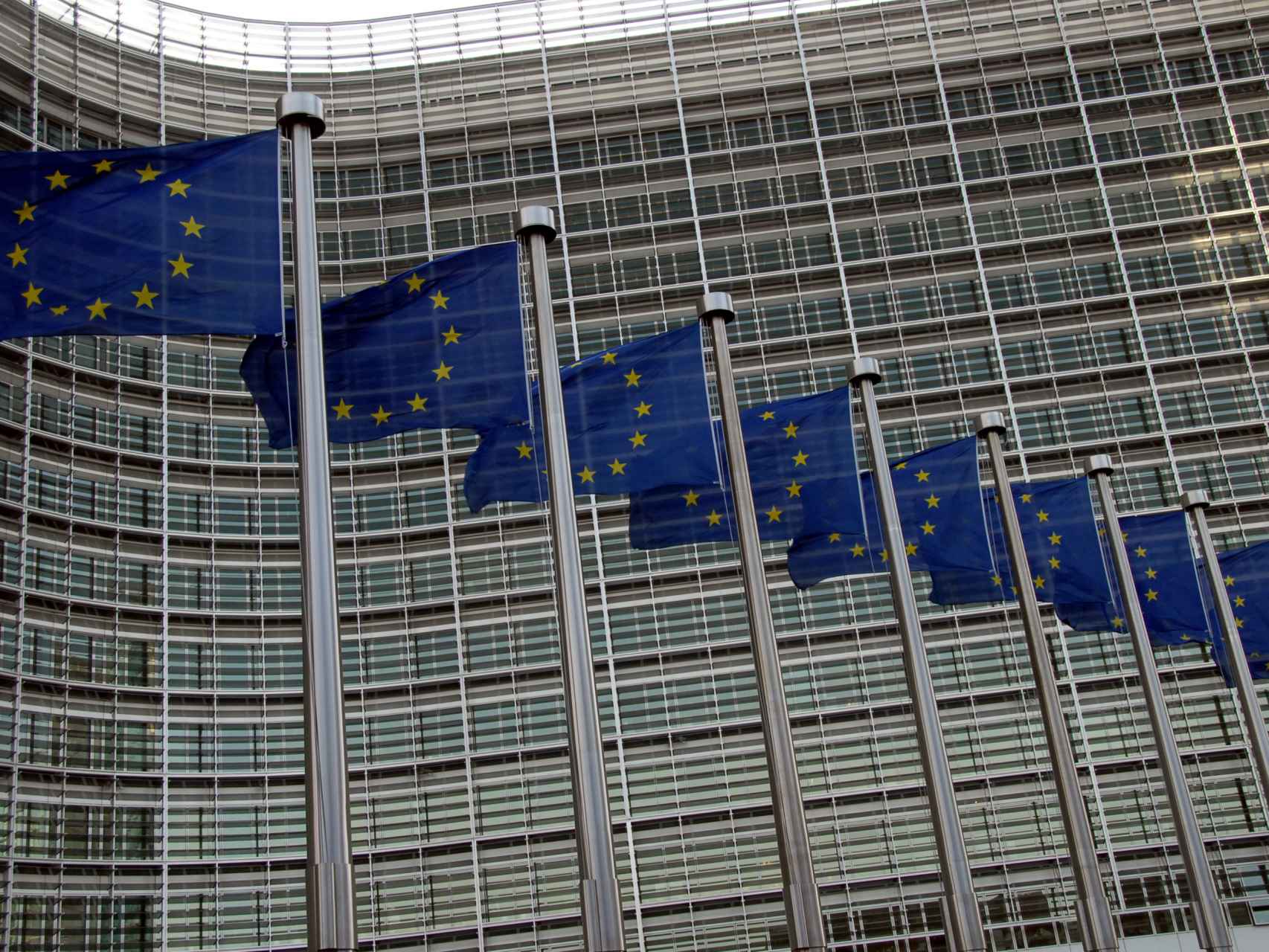 Banderas europeas en el edificio de la Comisión en Bruselas
