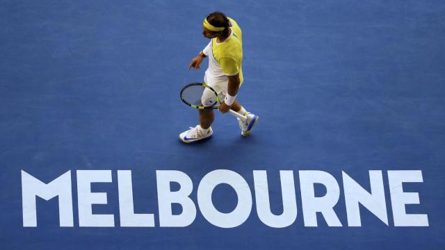 Nadal camina sobre la pista australiana en el partido ante Verdasco.