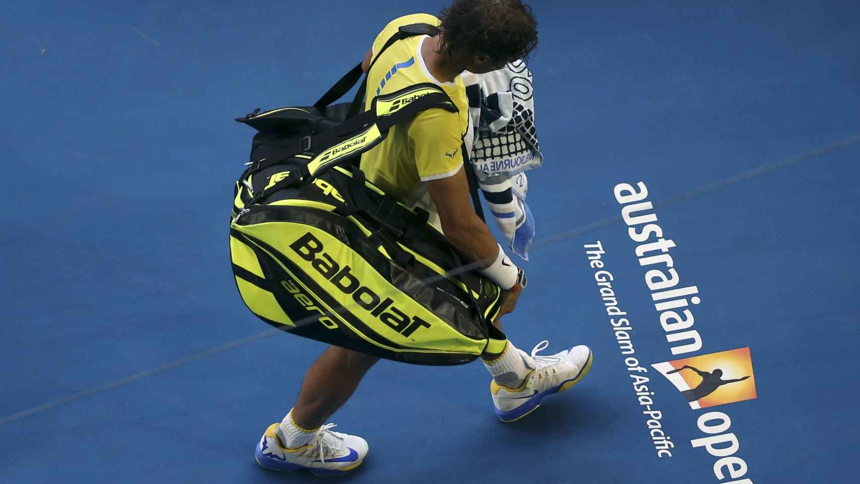 Rafael Nadal se marcha del Open de Australia.