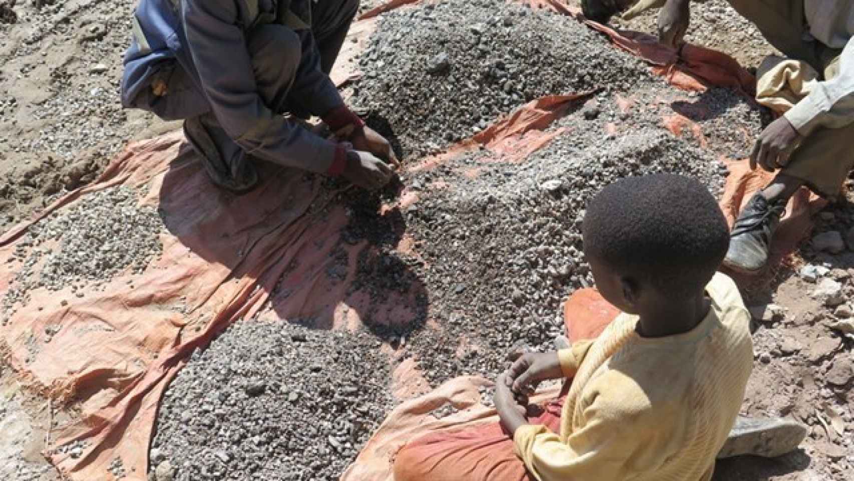 Cobalto rojo”: los teléfonos inteligentes y los autos eléctricos dependen  de minerales tóxicos extraídos en el Congo por menores de edad