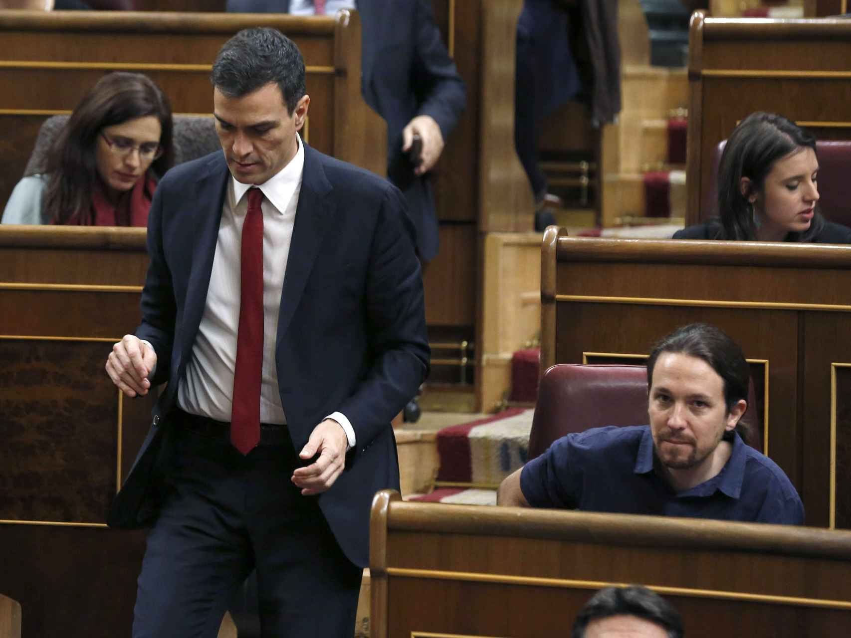 El líder del PSOE, Pedro Sánchez (de pie) y el de Podemos, Pablo Iglesias (d).