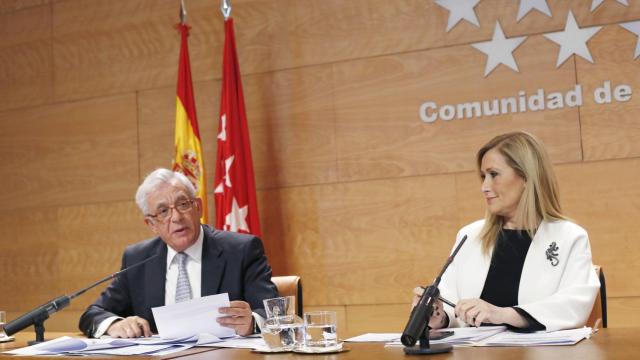 Cifuentes y su consejero de Sanidad, Sánchez Martos, durante el anuncio del plan