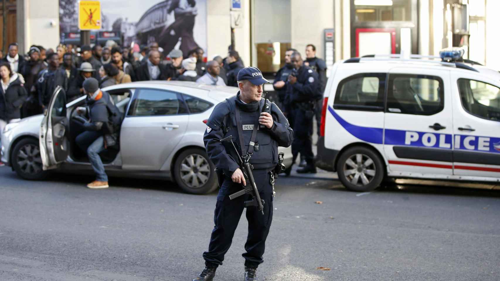 La policía francesa asegura las proximidades de una comisaría atacada.