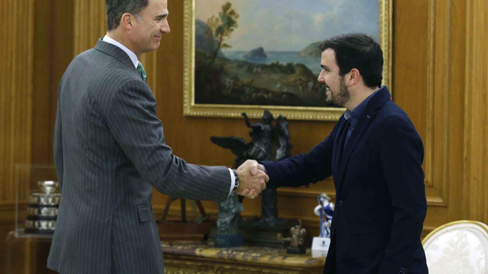 El Rey Felipe VI ha recibido hoy, en el Palacio de la Zarzuela, al líder de Izquierda Unida, Alberto Garzón