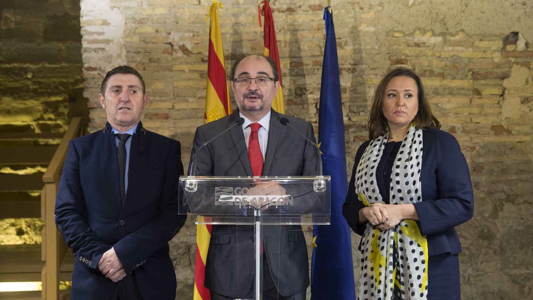 Javier Lambán, centro, tras una reunión con alcaldes que litigan con Cataluña.