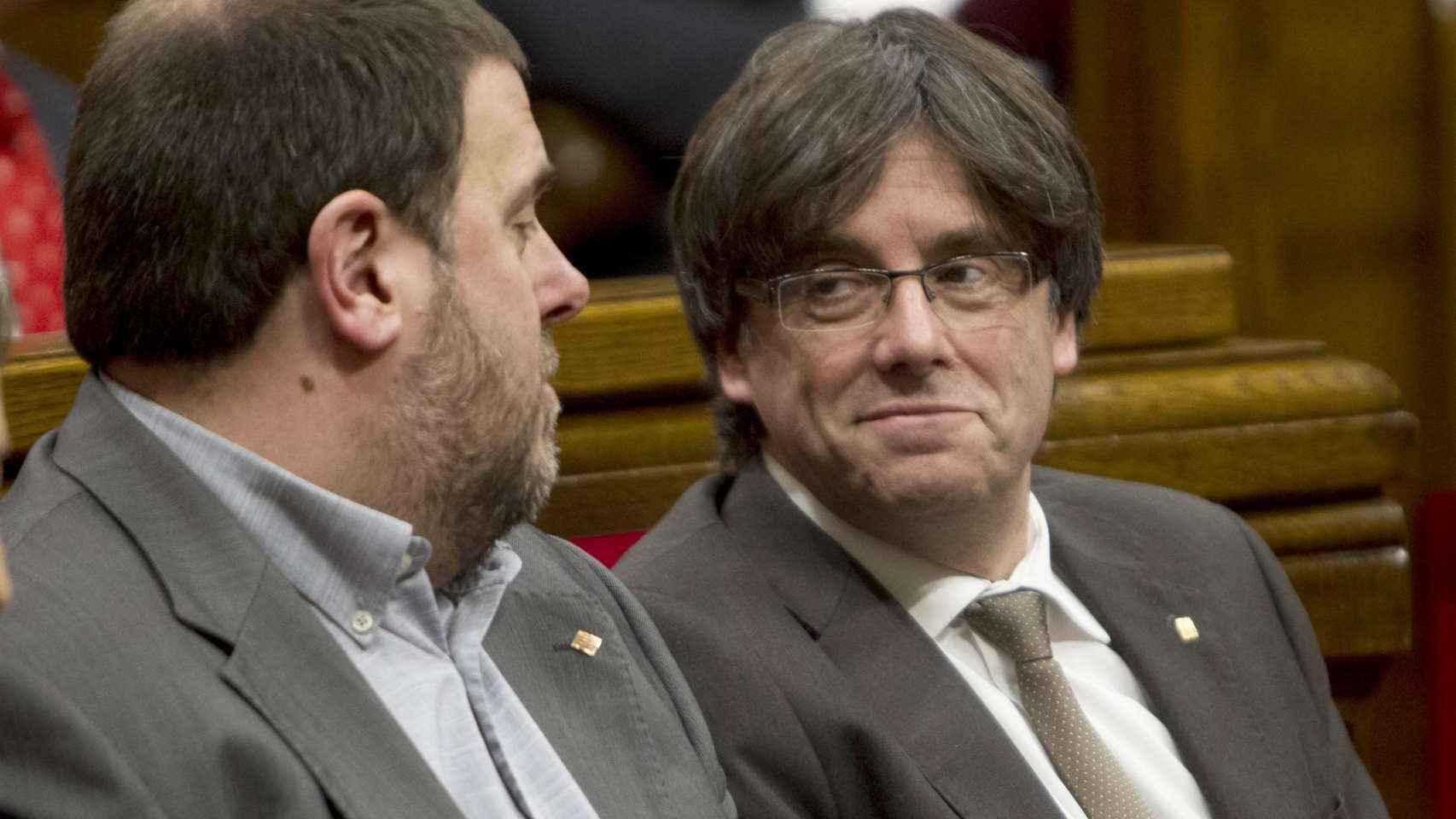 El presidente de la Generalitat, Puigdemont, junto al vicepresidente, Junqueras