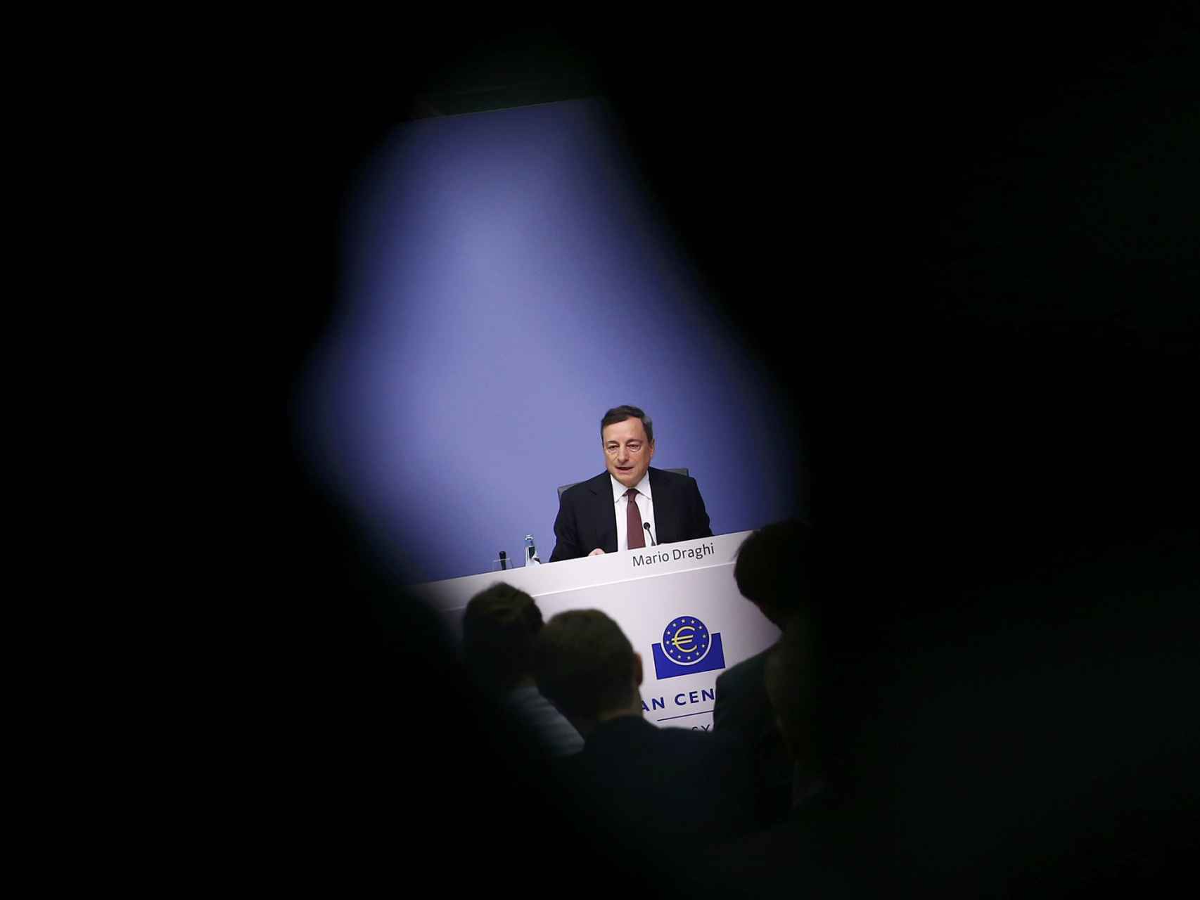 Draghi lee su discurso en Fráncfort.