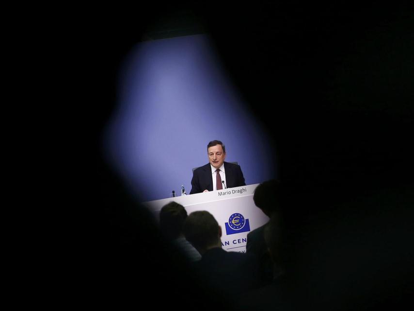Draghi lee su discurso en Fráncfort.