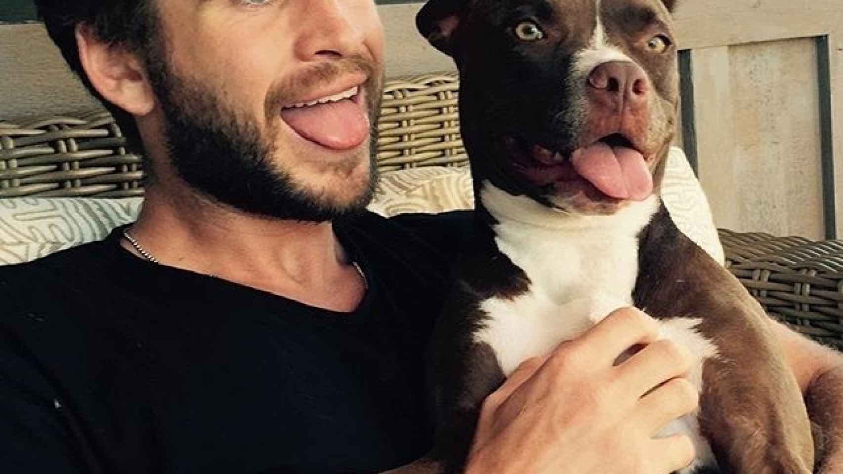 Liam Hemsworth y su perro con la lengua fuera. ¿Sería un gesto para Miley?