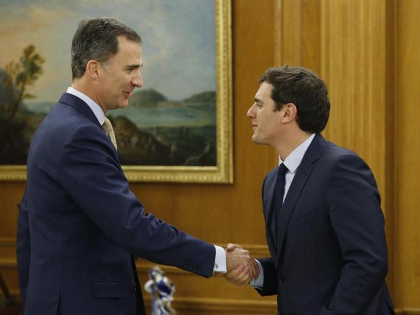 Albert Rivera y el Rey durante su encuentro en La Zarzuela