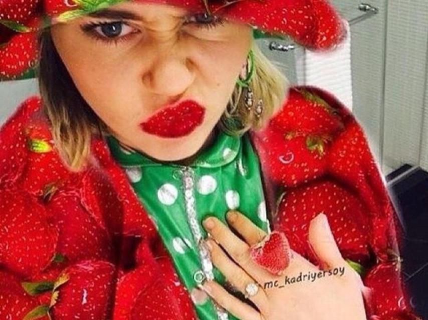 Miley Cyrus vestida de fresa con anillo de compromiso