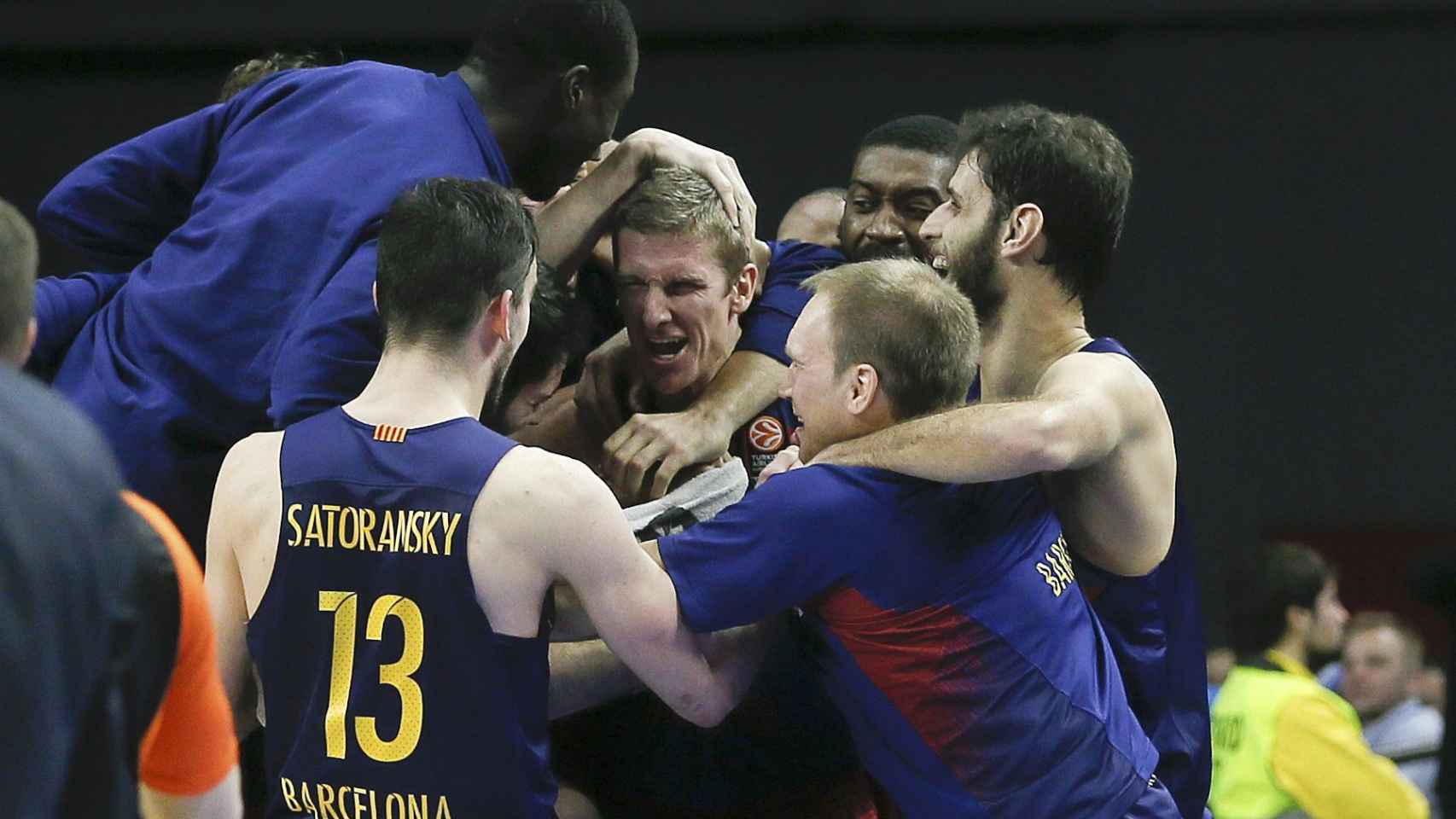 Doellman es abrazado por sus compañeros del Barça tras el tiro ganador.