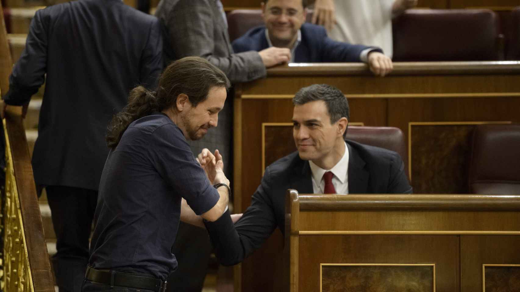 Pablo Iglesias y Pedro Sánchez, en el primer pleno de la legislatura