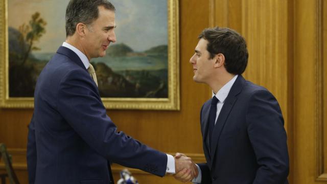 Felipe VI y Albert Rivera se saludan en la Zarzuela.