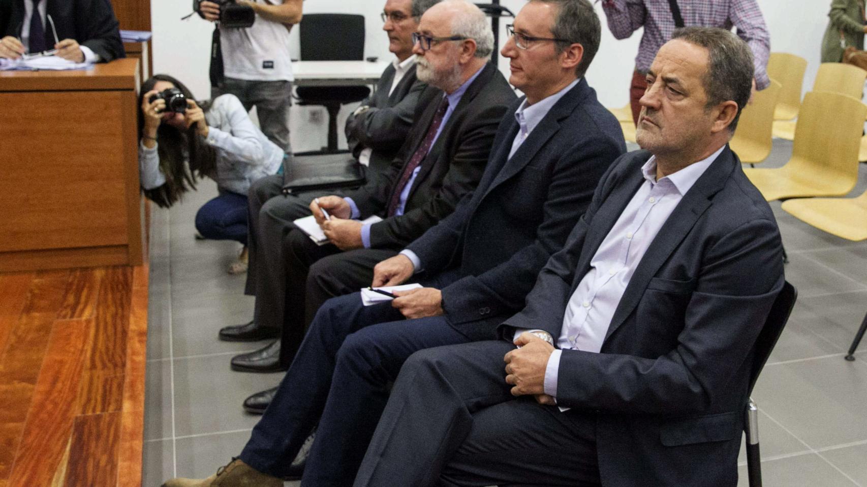 Ricardo García Becerril (i), Carlos Escó (2d), Miguel Ángel Pérez (2d) y Agapito Iglesias (d), en la Audiencia Provincial de Zaragoza en septiembre de 2015