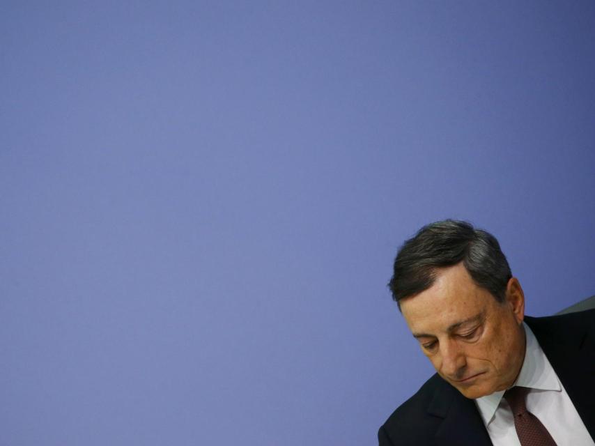 Draghi lee su discurso en Fráncfort.